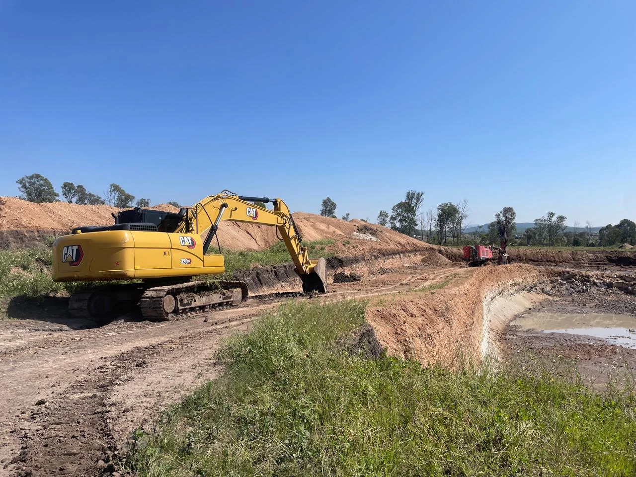 Excavadora trabajando en terreno